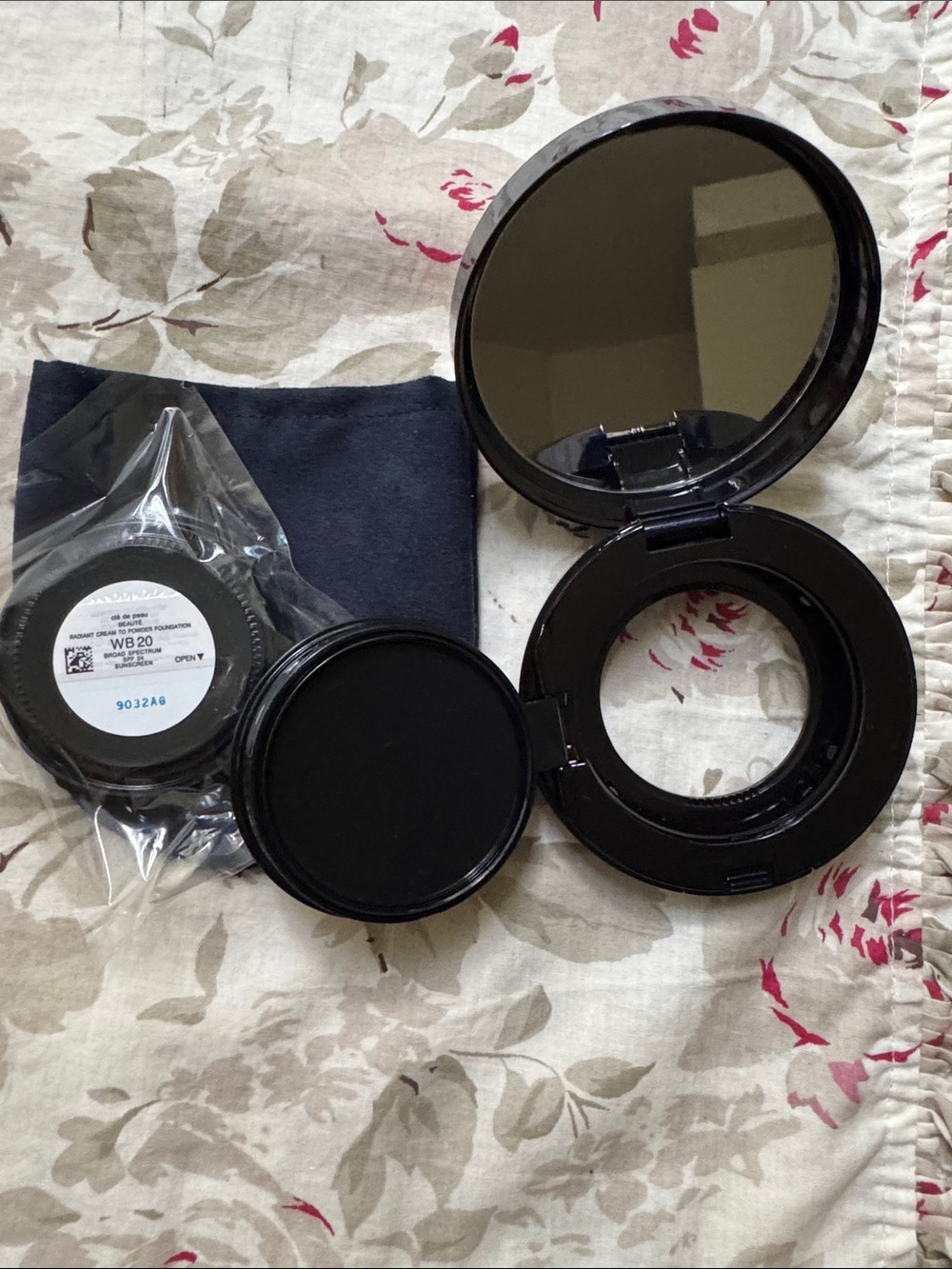 Radiant Cream to Powder Foundation - WB20 - Picture 4 of 8
